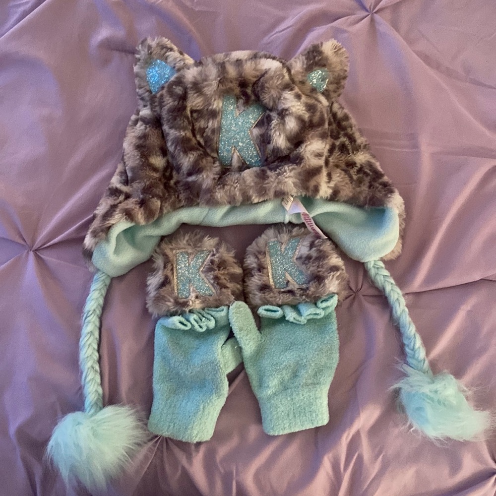 super soft hat and gloves together! Never worn before in perfect condition
